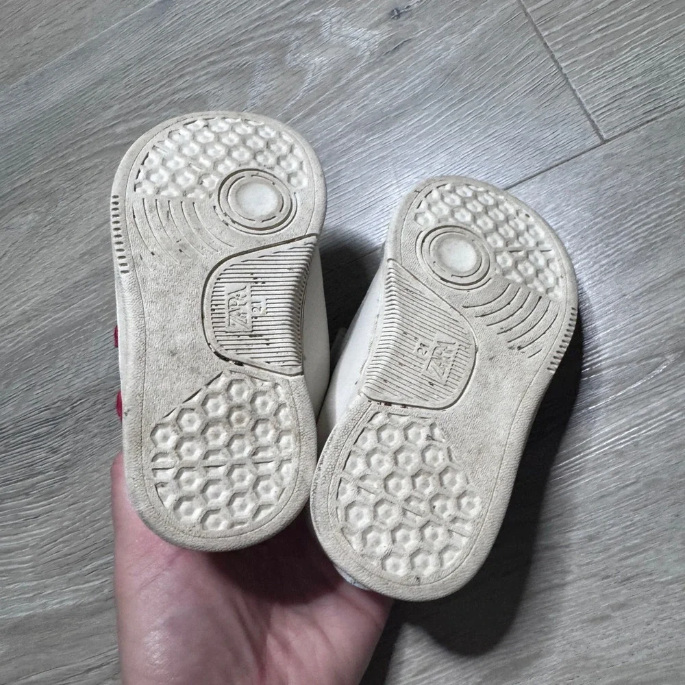 Zara Kids White Faux Leather Heart Embroidered Sneakers Size EU 21 or toddler 5